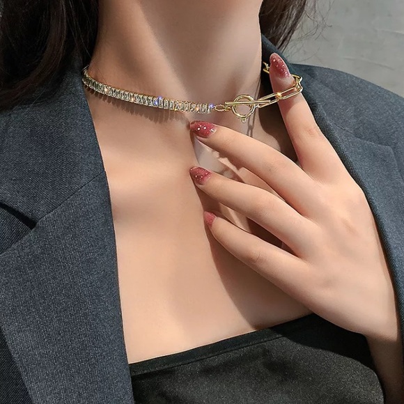 🌟 Gold Tone Crystals Choker - Picture 2 of 4